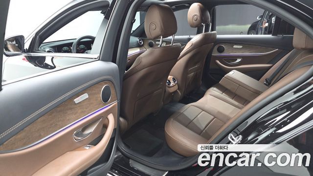Mercedes-Benz E-Class 2022 — photo 16