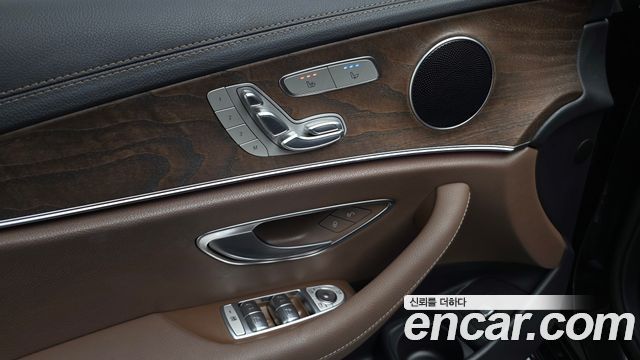 Mercedes-Benz E-Class 2022 — photo 31