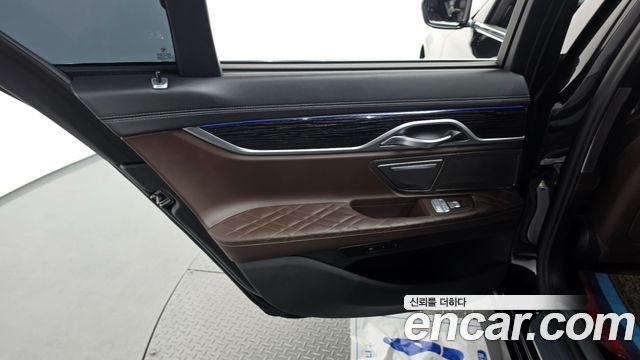 BMW 7-Series 2021 — photo 24