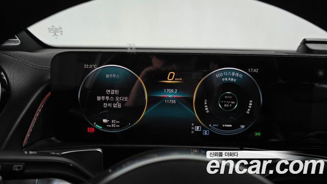 Mercedes-Benz EQB 2022 — photo 11
