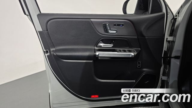 Mercedes-Benz EQB 2022 — photo 14
