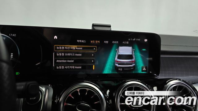 Mercedes-Benz EQB 2022 — photo 31