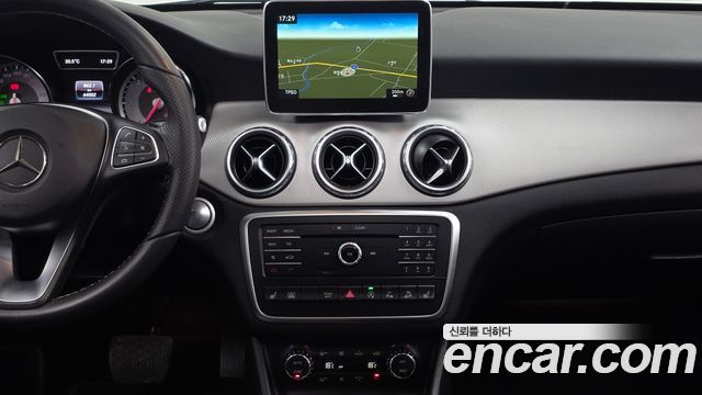 Mercedes-Benz GLA-Class 2016 — photo 14