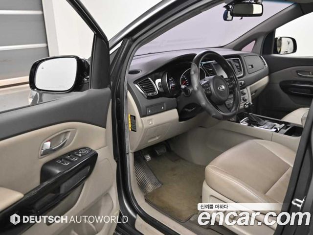 Kia Canival 2015 — photo 11