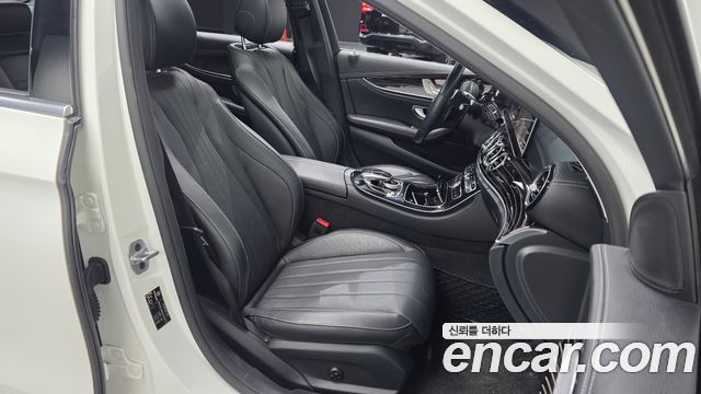 Mercedes-Benz E-Class 2019 — photo 17