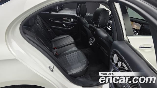 Mercedes-Benz E-Class 2019 — photo 18