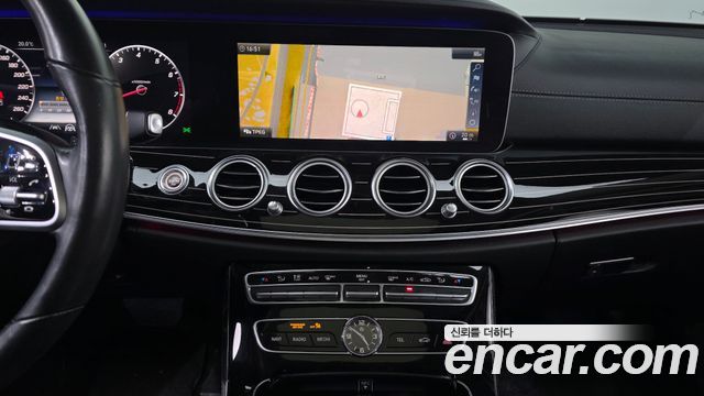 Mercedes-Benz E-Class 2019 — photo 19