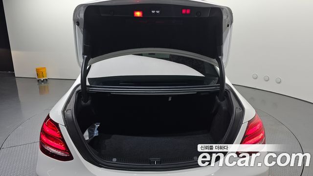 Mercedes-Benz E-Class 2019 — photo 26