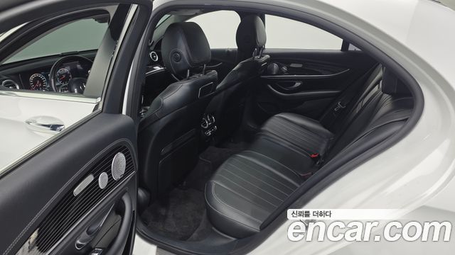 Mercedes-Benz E-Class 2019 — photo 16
