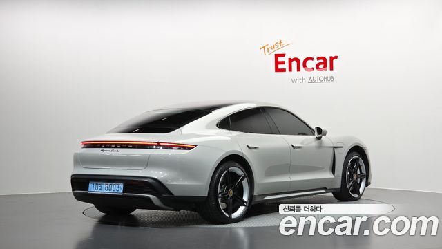 Porsche Taycan 2023 — photo 2