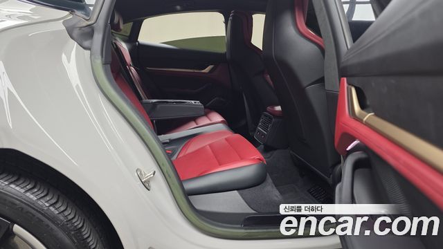 Porsche Taycan 2023 — photo 17