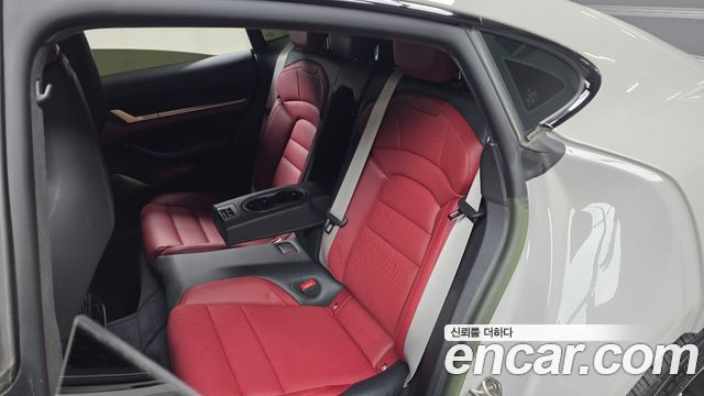 Porsche Taycan 2023 — photo 18