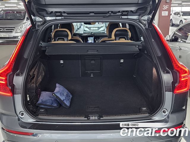 Volvo XC60 2018 — photo 16