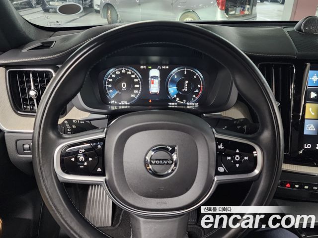 Volvo XC60 2018 — photo 18