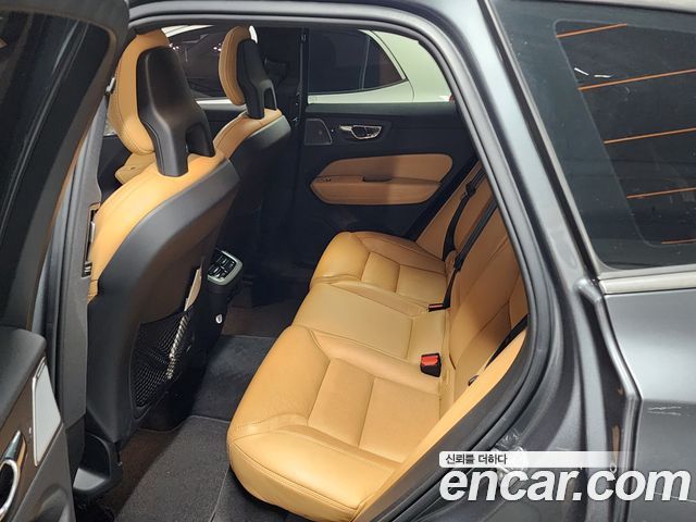 Volvo XC60 2018 — photo 20
