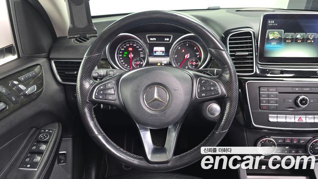 Mercedes-Benz GLE-Class 2016 — photo 13