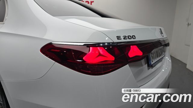 Mercedes-Benz E-Class 2025 — photo 9