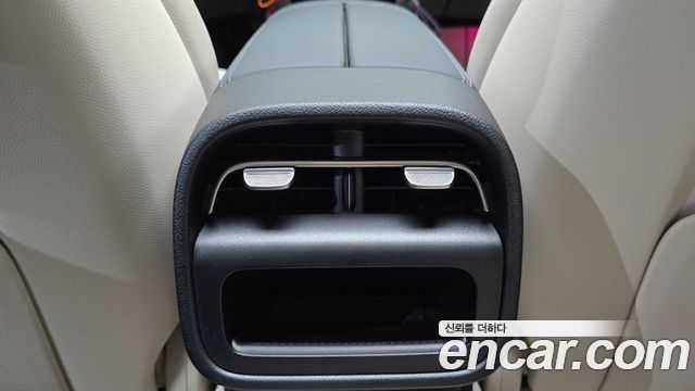 Mercedes-Benz E-Class 2025 — photo 32