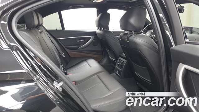 BMW 3-Series 2018 — photo 18