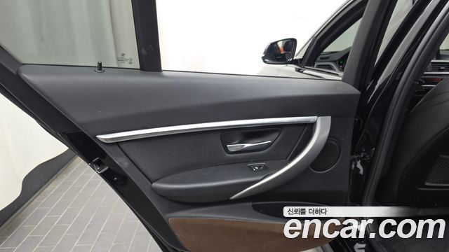 BMW 3-Series 2018 — photo 15
