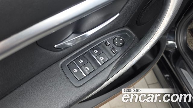 BMW 3-Series 2018 — photo 28