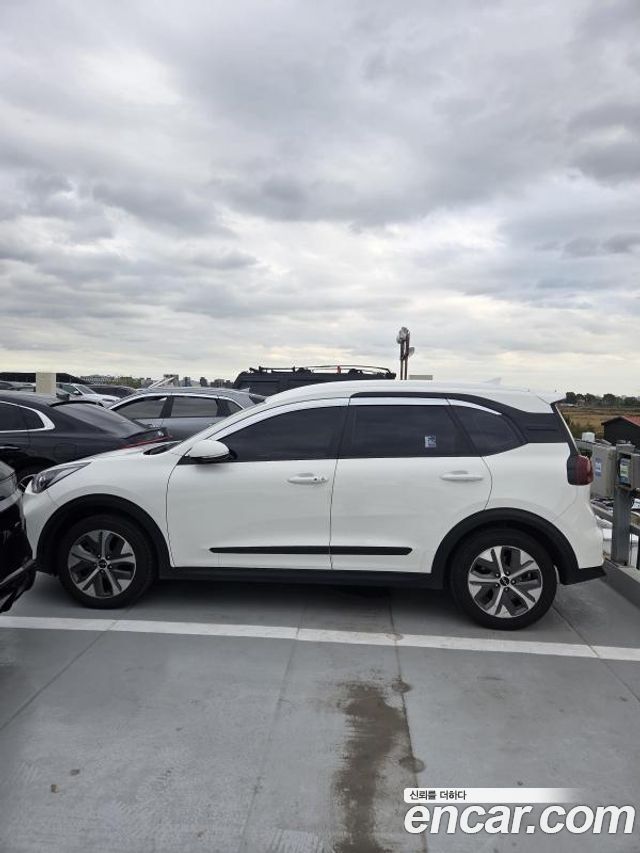 Kia Niro 2023 — photo 2