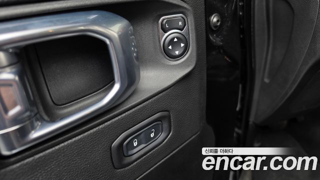 Jeep Wrangler 2022 — photo 26