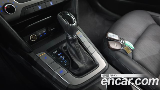 Hyundai AVANTE 2017 — photo 9