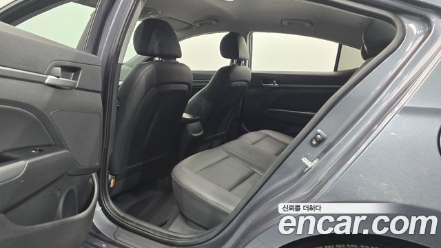 Hyundai AVANTE 2017 — photo 11