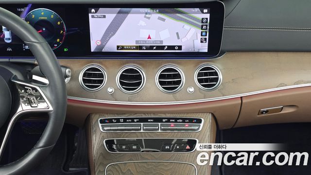 Mercedes-Benz E-Class 2021 — photo 18