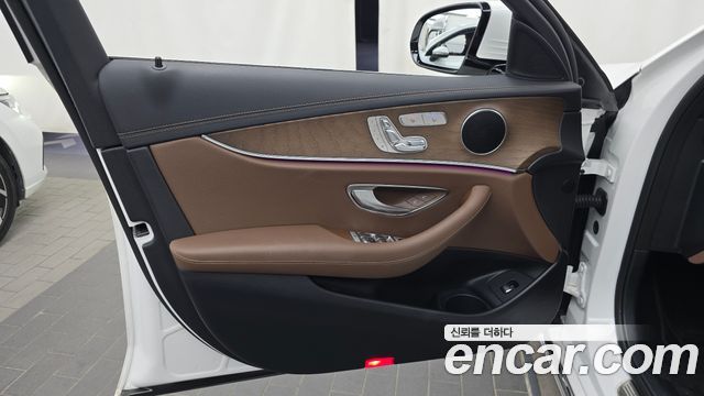 Mercedes-Benz E-Class 2021 — photo 14