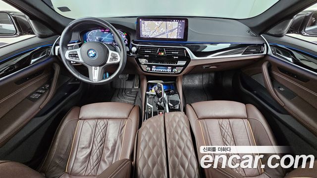 BMW 5-Series 2023 — photo 10