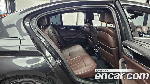 BMW 5-Series 2023 — photo 18