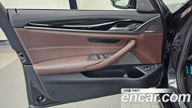BMW 5-Series 2023 — photo 14