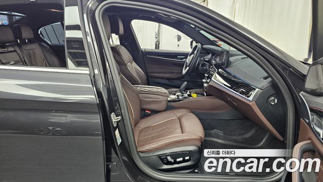 BMW 5-Series 2023 — photo 16
