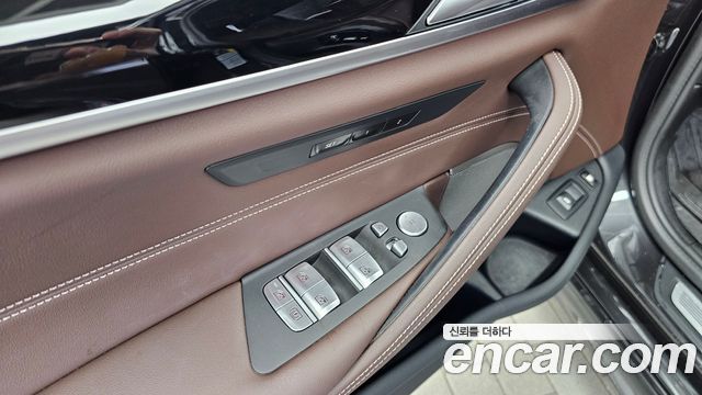 BMW 5-Series 2023 — photo 30