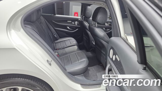 Mercedes-Benz E-Class 2019 — photo 12