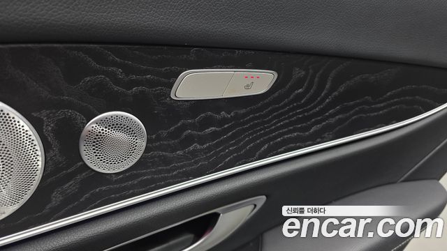 Mercedes-Benz E-Class 2019 — photo 17