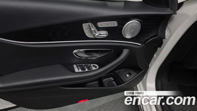 Mercedes-Benz E-Class 2019 — photo 18