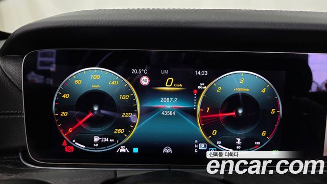 Mercedes-Benz E-Class 2022 — photo 8