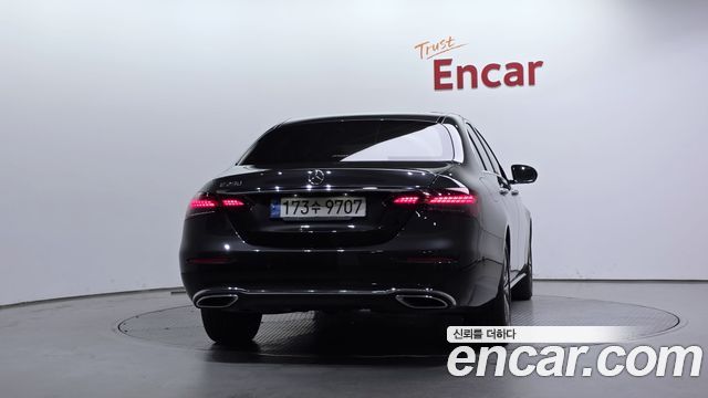 Mercedes-Benz E-Class 2022 — photo 4