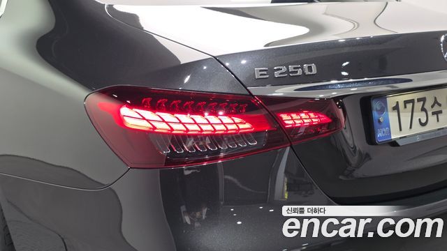 Mercedes-Benz E-Class 2022 — photo 9