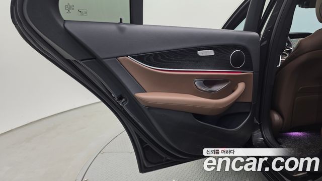 Mercedes-Benz E-Class 2022 — photo 15