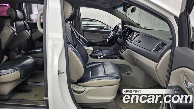 Kia Canival 2015 — photo 11