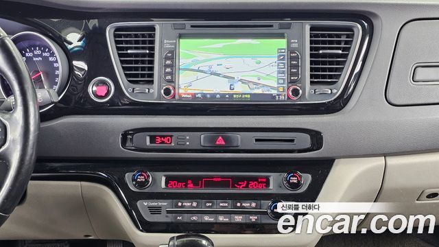 Kia Canival 2015 — photo 14