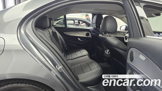 Mercedes-Benz E-Class 2019 — photo 17