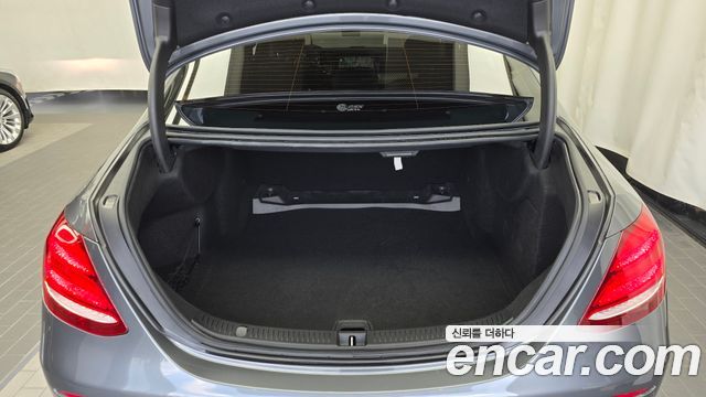 Mercedes-Benz E-Class 2019 — photo 22