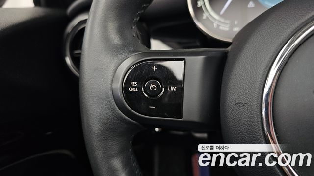 Mini Cooper Convertible 2024 — photo 25