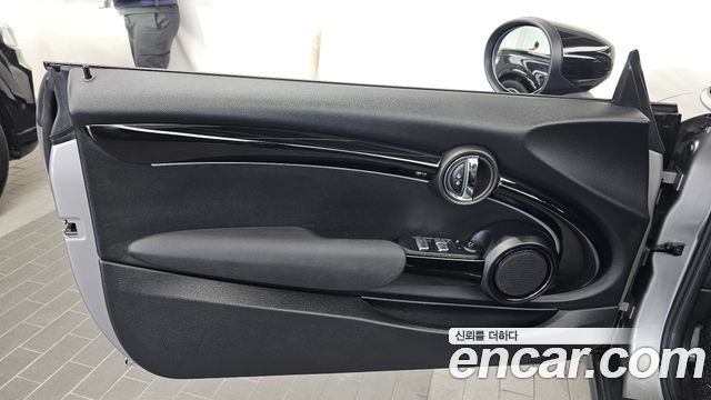 Mini Cooper Convertible 2024 — photo 14