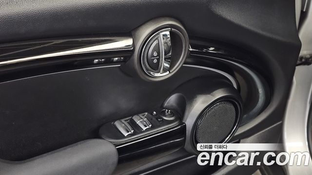 Mini Cooper Convertible 2024 — photo 28